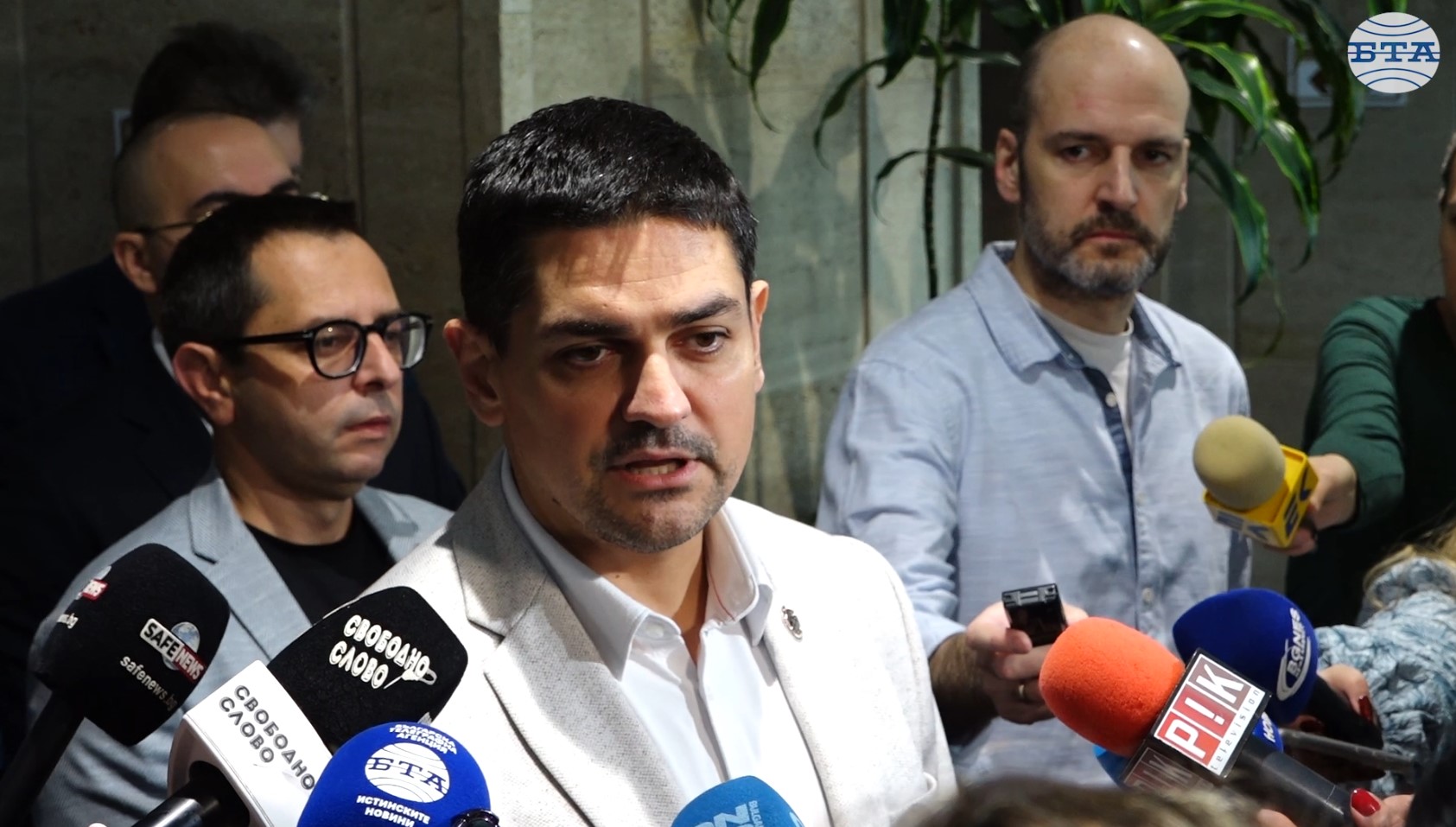 Ако е останал здрав разум, още преди гласуването на вота на недоверие към кабинета, БСП и ИТН трябва да декларират, че ще го напуснат, заявиха от МЕЧ