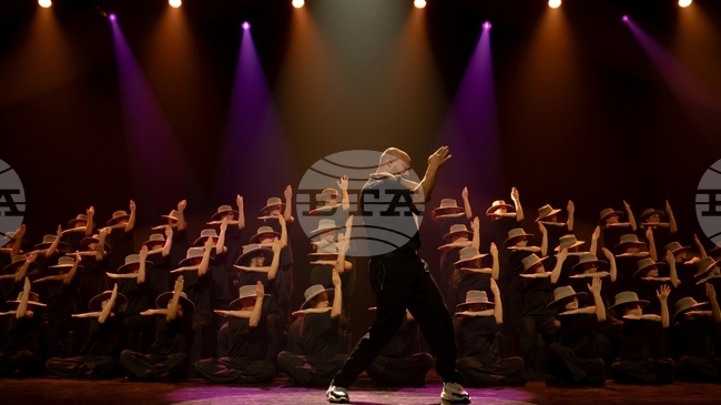 Танцовият спектакъл Murmuration на Садек Берабах идва в България през 2026 г.