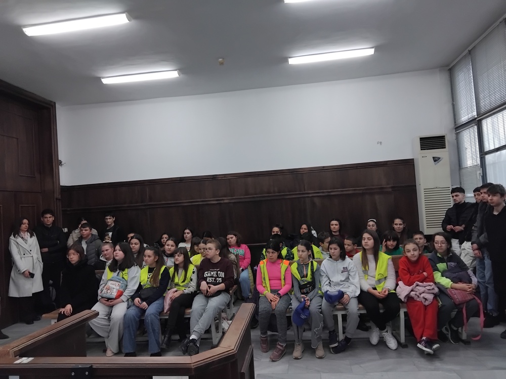 Ученици присъстваха на урок в Районен съд - Добрич