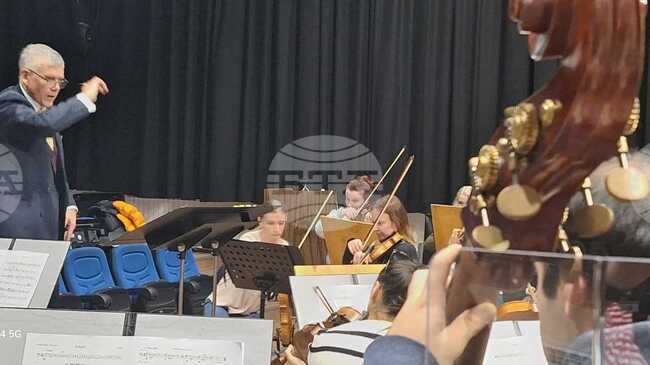 Различен поглед към музиката на ХХ век ще покаже концертът на Симфониета-Враца с диригент Джереми Мартин