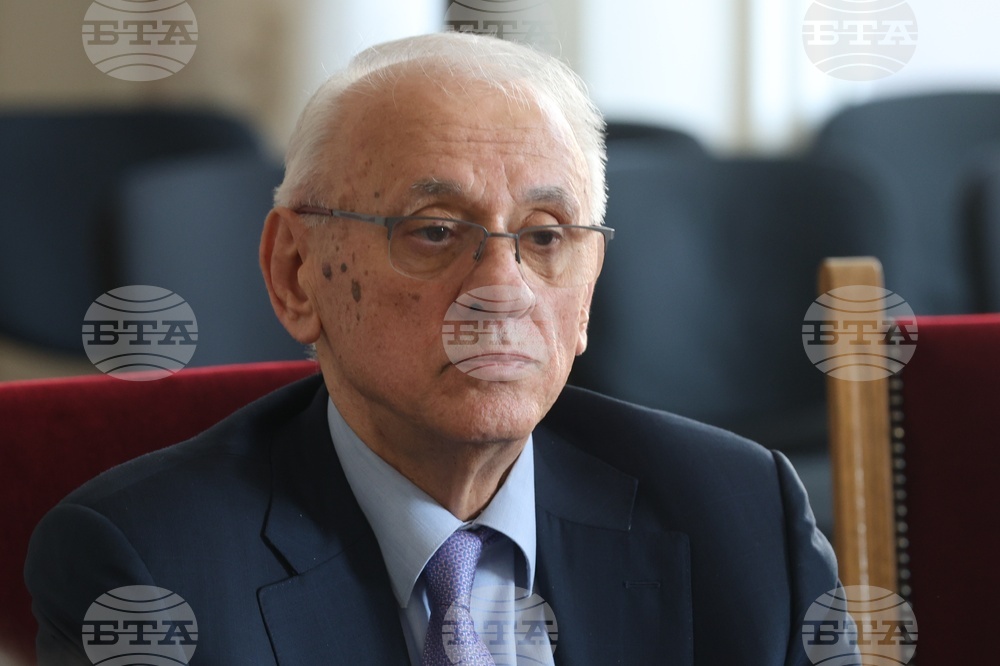 Всички прегледи и изследвания на пациент задължително се вписват в електронното му досие, независимо кой плаща за тях, каза министърът в оставка доц. Силви Кирилов