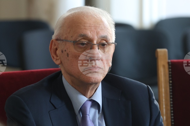 Всички прегледи и изследвания на пациент задължително се вписват в електронното му досие, независимо кой плаща за тях, каза министърът в оставка доц. Силви Кирилов