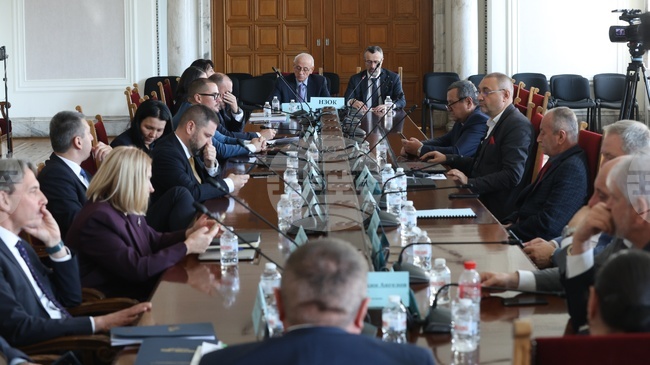 Здравната комисия прие на първо гласуване удължителния закон на бюджета за 2026 година