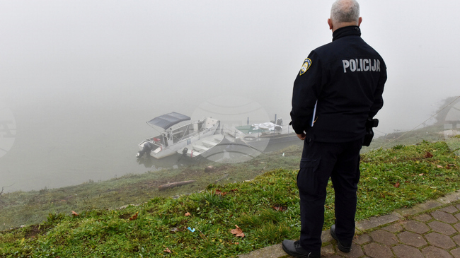 Трима са загиналите мигранти, след като лодка се преобърна в река Сава близо до Славонски Брод в Източна Хърватия, съобщи полицията