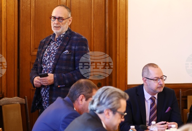 Бюджетът не е достатъчен, но се приема под натиск, каза депутатът от ГЕРБ-СДС Любен Дилов за Бюджет 2026