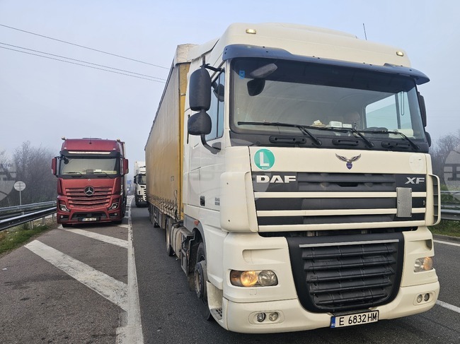 Интензивен е трафикът за товарни автомобили на изхода на ГКПП „Капитан Андреево“