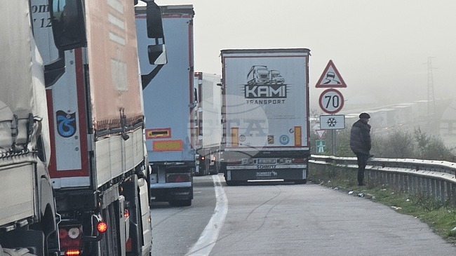 Около 27 км е опашката от товарни автомобили на излизане от страната при „Капитан Андреево“, каза началникът на пункта Яни Пейчев