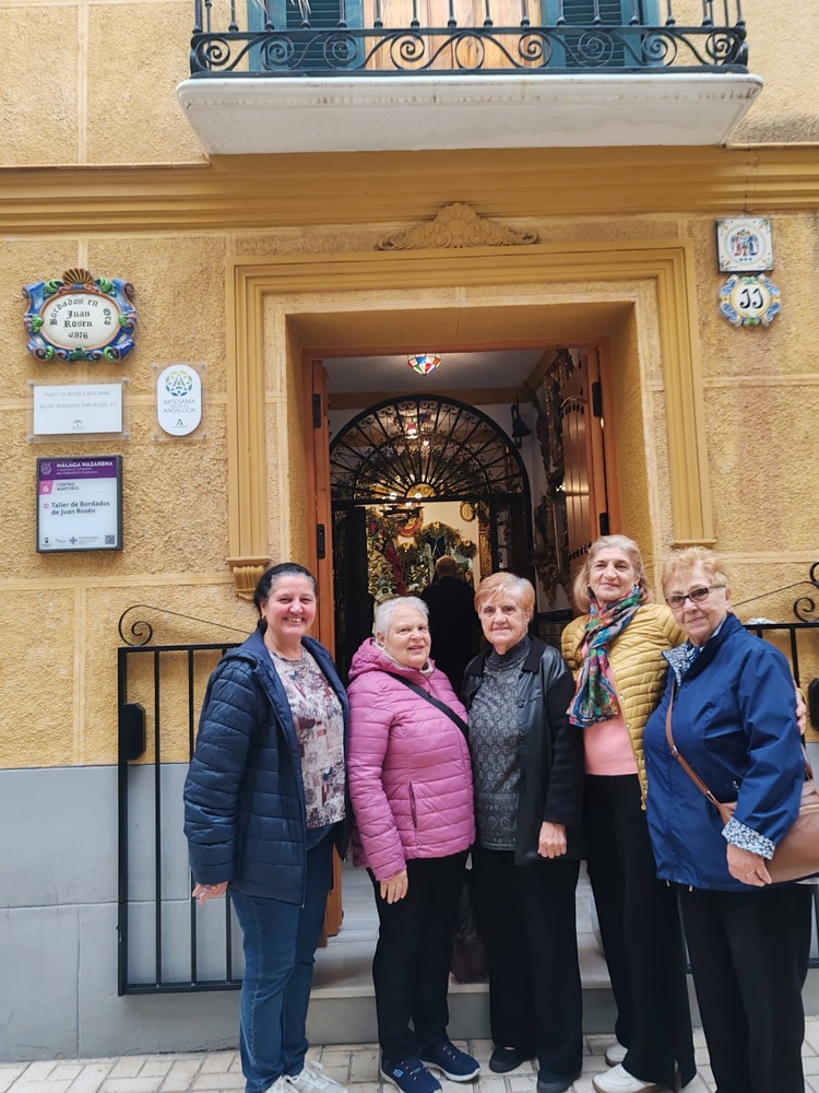 Членове на Асоциацията „Българска роза“ в Малага посетиха шивашкото ателие на Хуан Росéн