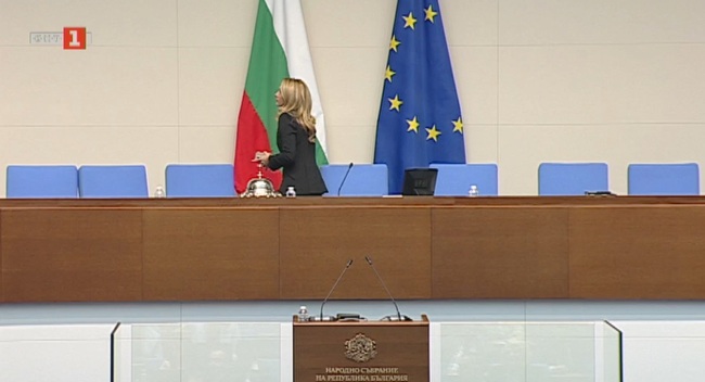 Депутатите излязоха в нова 30-минутна почивка по искане на парламентарната група на „Има такъв народ“