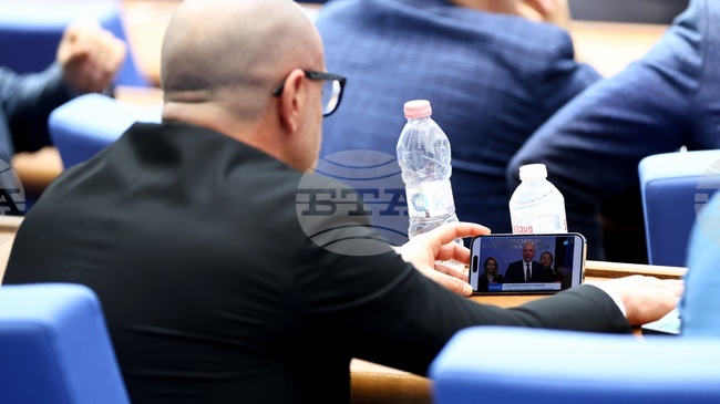 Без дебат парламентът прие на първо четене т.нар. удължителен бюджет за 2026 година, днес предстои обсъждане и на второ четене