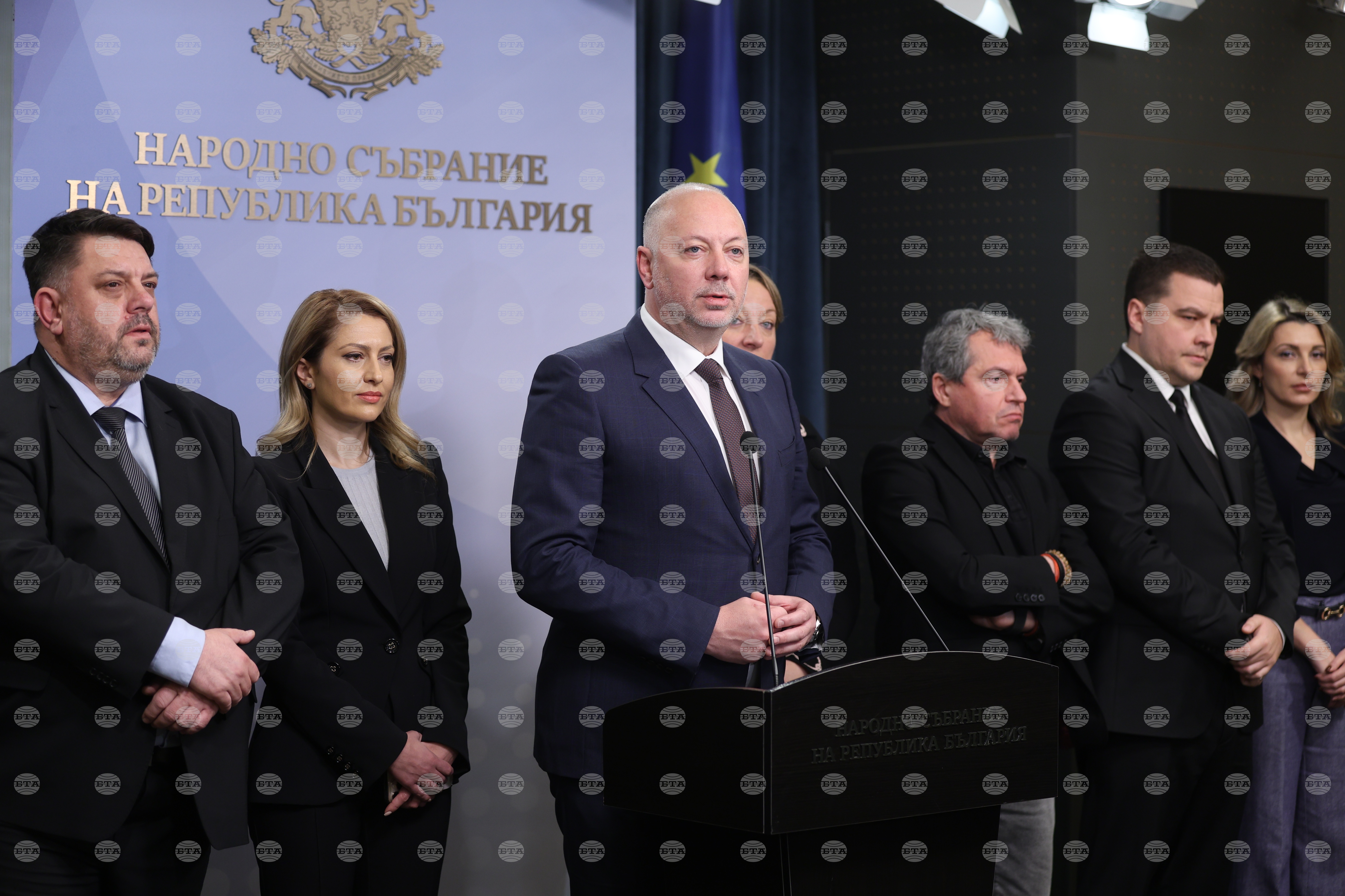 След поредните масови протести кабинетът „Желязков“ подаде оставка, от опозицията се обявиха за бързи и честни избори