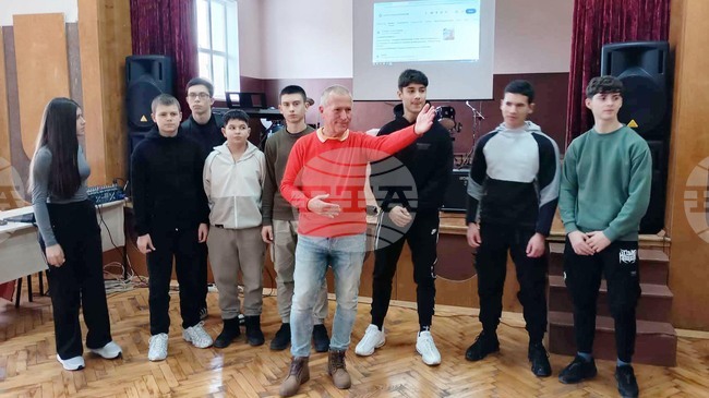 Лекция на тема „Съвременни комуникации и технологии в условията на изкуствен интелект“ слушаха ученици от Лом