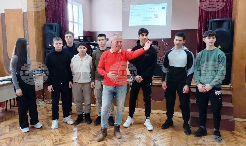 Лекция на тема „Съвременни комуникации и технологии в условията на изкуствен интелект“ слушаха ученици от Лом