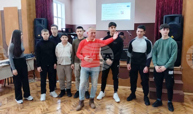 Лекция на тема „Съвременни комуникации и технологии в условията на изкуствен интелект“ слушаха ученици от Лом