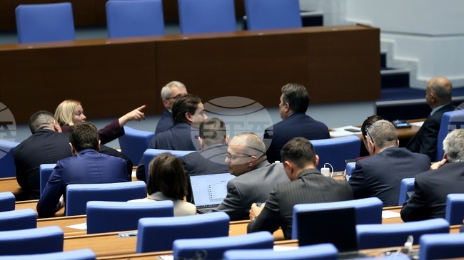 Парламентът обсъжда проект на решение за приемане на оставката на министър-председателя Росен Желязков