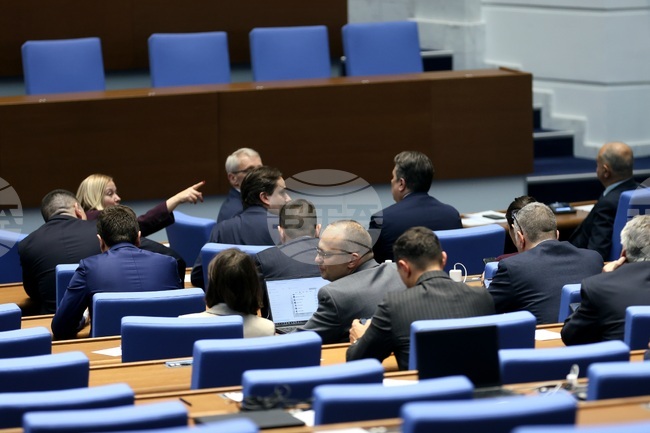 Парламентът обсъжда проект на решение за приемане на оставката на министър-председателя Росен Желязков
