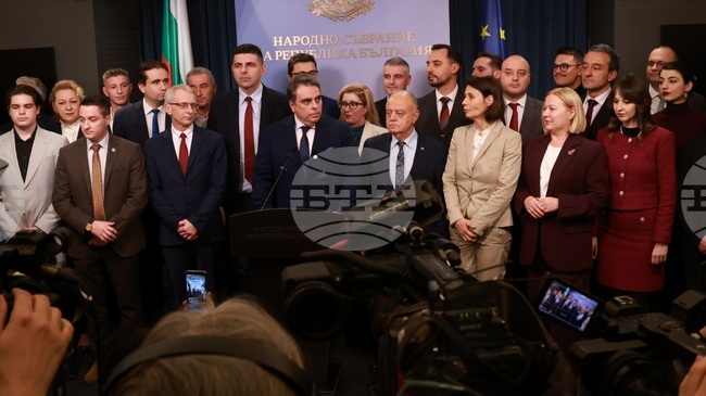 Оставката на кабинета е победа за България, следващата стъпка е честни и свободни избори, обявиха "Продължаваме промяната - Демократична България"
