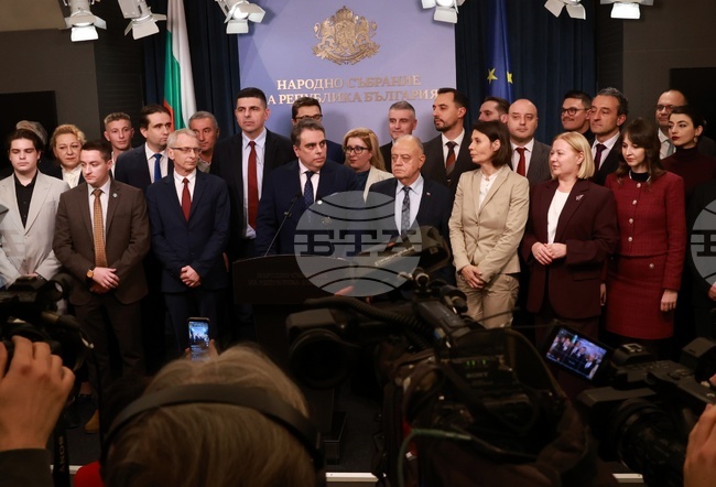 Оставката на кабинета е победа за България, следващата стъпка е честни и свободни избори, обявиха "Продължаваме промяната - Демократична България"