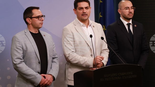 Лидерите на опозиционните партии трябва да кажат, че правителството не бе свалено от опозицията, а от гражданското общество, каза Радостин Василев