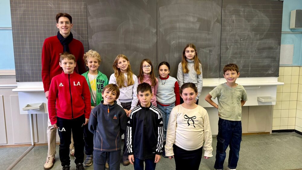 Студент, изследващ интеграцията на малки общности в Швейцария, гостува на Българското училище „Канатица“ във Веве