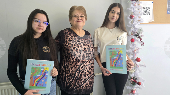 Писателката Лилия Юрукова подари своя книжка на ученици от гимназия „Пейо Яворов“ в Петрич, които са участвали в нейното илюстриране