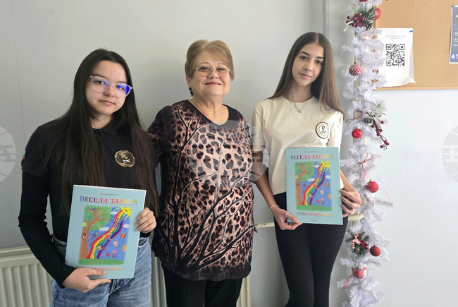 Писателката Лилия Юрукова подари своя книжка на ученици от гимназия „Пейо Яворов“ в Петрич, които са участвали в нейното илюстриране