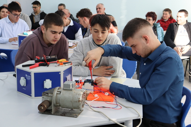 Иновации и практика в областта на електротехниката и енергетиката демонстрираха в открит урок ученици от Търговище