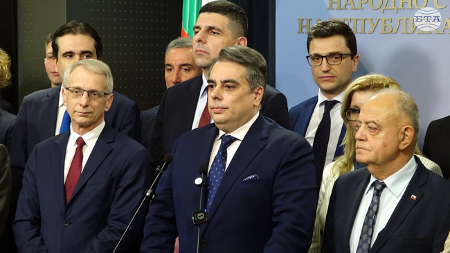 Оставката на кабинета е победа за България, следващата стъпка е честни и свободни избори, обявиха "Продължаваме промяната - Демократична България"