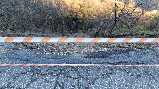 Заради свличане на земна маса е затруднено движението по пътя Свищов – село Ореш