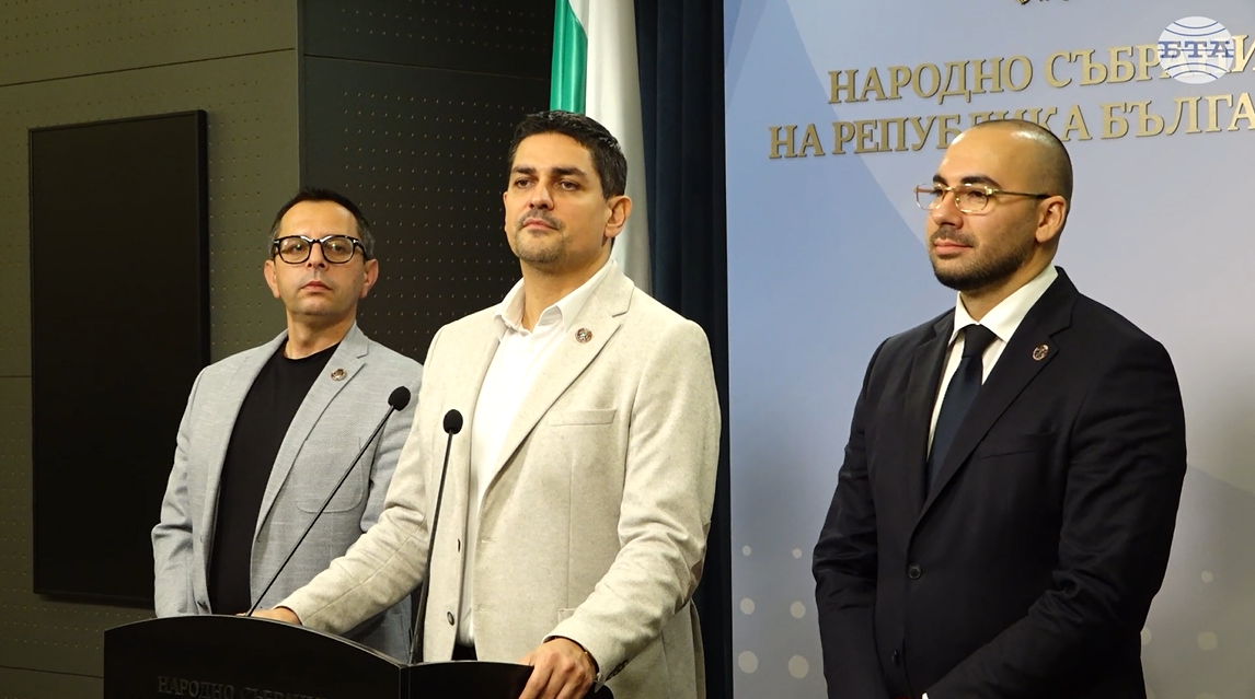 Лидерите на опозиционните партии трябва да кажат, че правителството не бе свалено от опозицията, а от гражданското общество, каза Радостин Василев