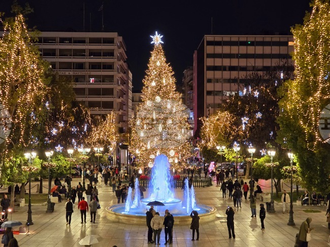 Празничната трапеза на гърците ще поскъпне с около 30 евро тази година, показва проучване