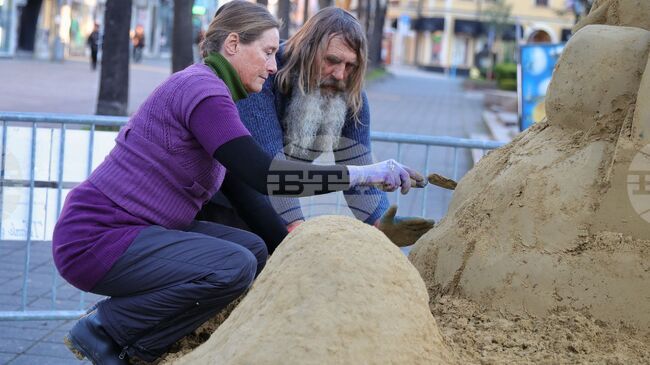 Коледна пясъчна скулптура на Богородица с Младенеца, направена от 10 тона пясък, краси центъра на Бургас
