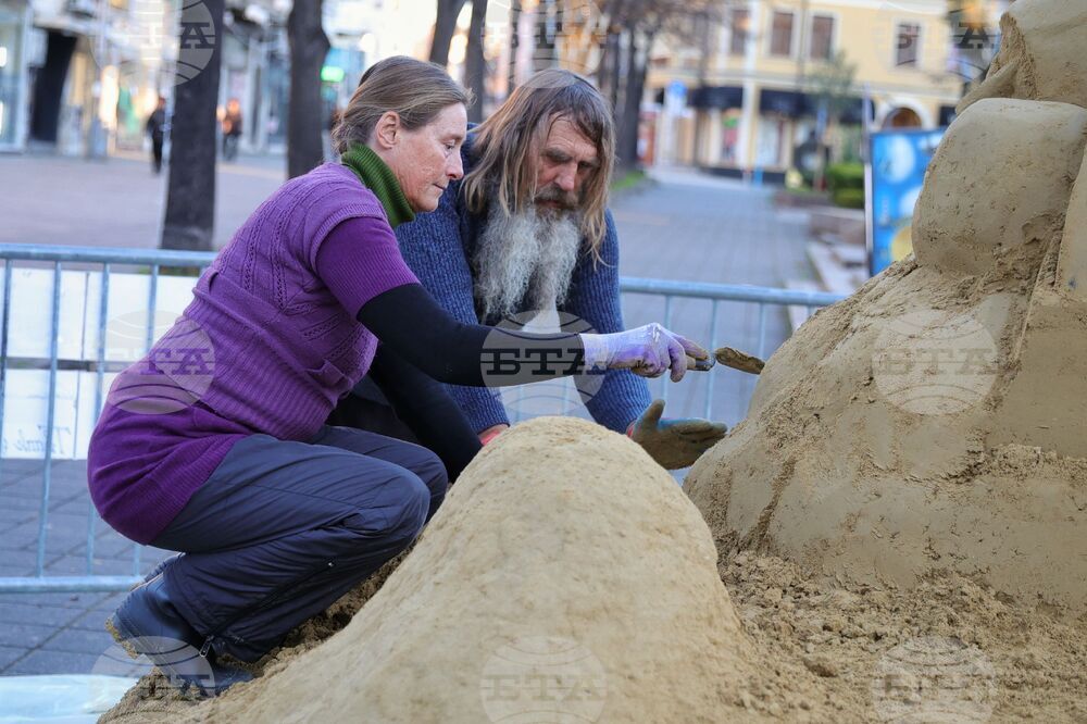 Коледна пясъчна скулптура на Богородица с Младенеца, направена от 10 тона пясък, краси центъра на Бургас
