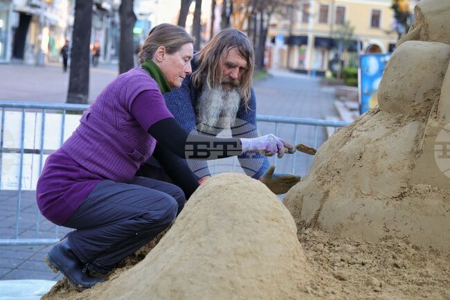 Коледна пясъчна скулптура на Богородица с Младенеца, направена от 10 тона пясък, краси центъра на Бургас