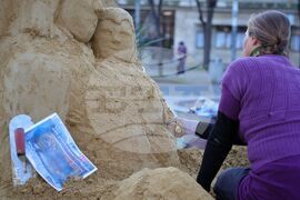 Бургас - пясъчна скулптура - изграждане