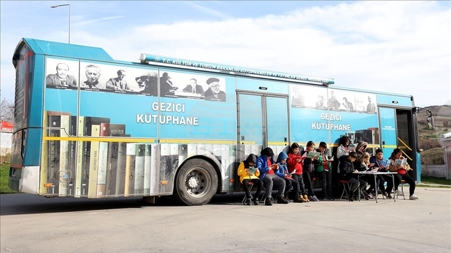 Мобилна библиотека изминава повече от 15 000 километра, предоставяйки книги за децата от селските райони на Северозападна Турция 