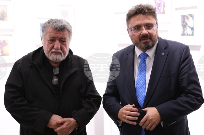 Вежди Рашидов не иска много, той иска да вижда как дървото от прозореца му се променя и иска да бъде жив, каза генералният директор на БТА Кирил Вълчев