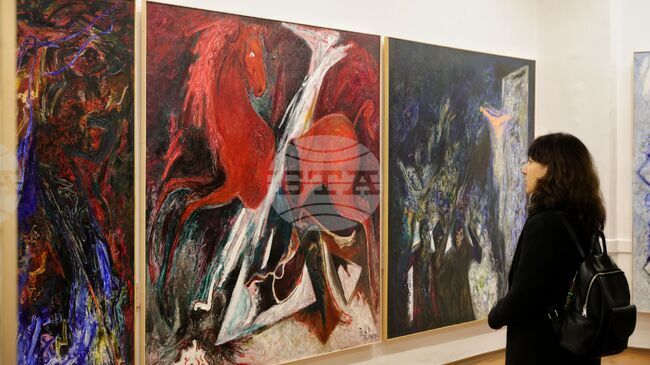 Живописната изложба „Теза/антитеза/синтез" с творби на Петър Пиронков и Свилен Стефанов бе открита в Бургас