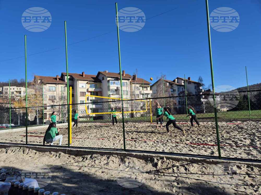 Игрище за плажен волейбол беше открито днес в Троян