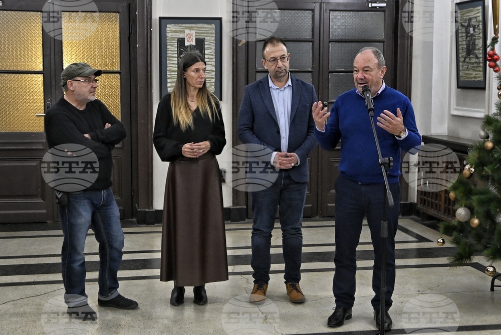 Изложбата „Предчувствие за портрет" на Станислав Божанков беше открита в БАН