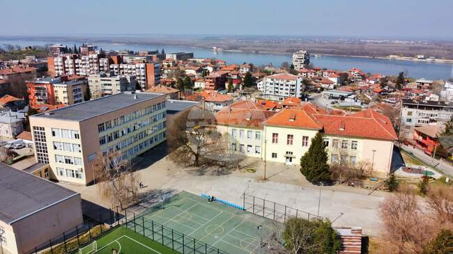 МОН отпуска близо 500 хиляди лева за ремонт на физкултурен салон в Средно училище "Николай Катранов" в Свищов