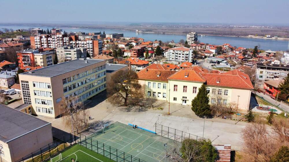 МОН отпуска близо 500 хиляди лева за ремонт на физкултурен салон в Средно училище "Николай Катранов" в Свищов