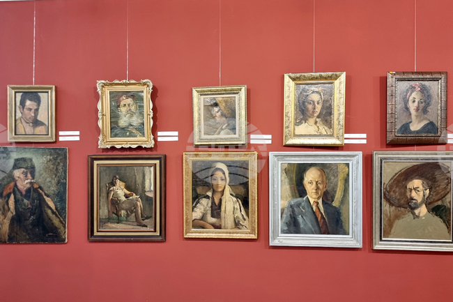 Изложба с над 450 творби на Данаил Мицев е подредена в плевенската галерия "Илия Бешков"