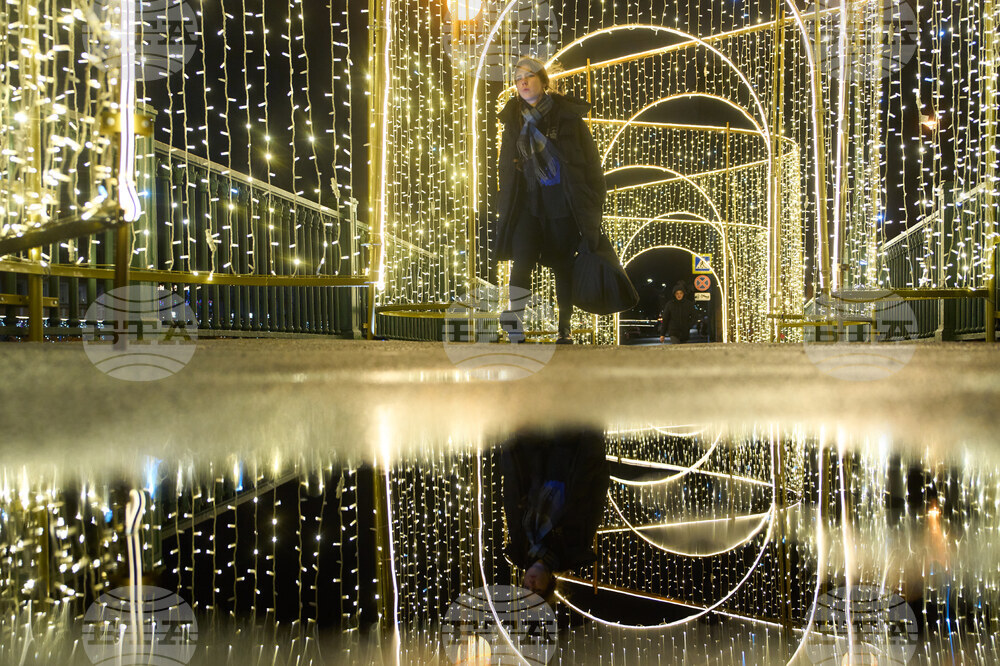 Russia Daily Life Holiday Lights