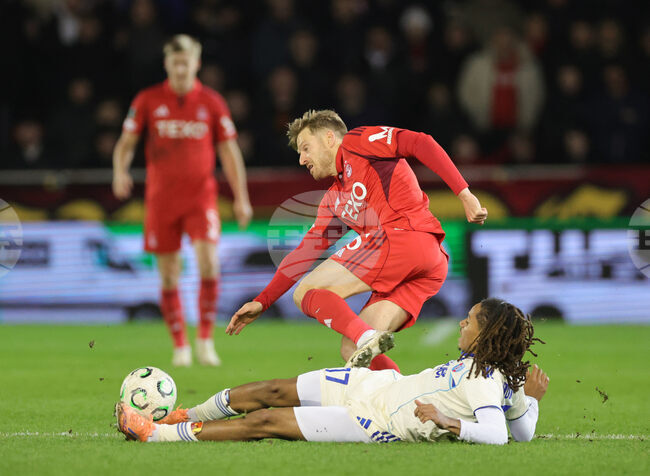 Димитър Митов отрази дузпа, но Абърдийн отстъпи на лидера в Лигата на конференциите Страбург