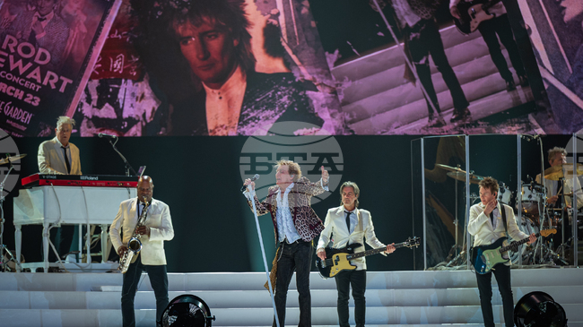 Род Стюарт не просто припомня кариерата си, а я празнува, според феновете в София