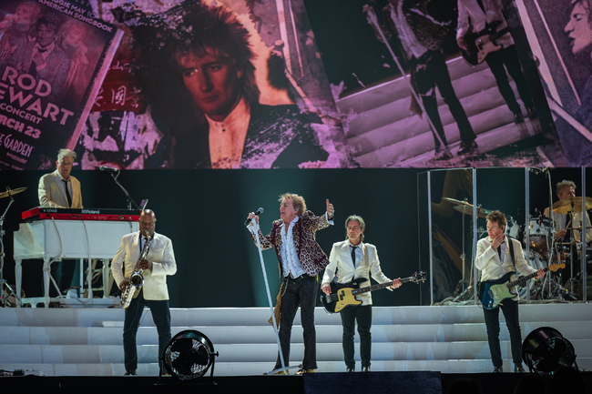 Род Стюарт не просто припомня кариерата си, а я празнува, според феновете в София