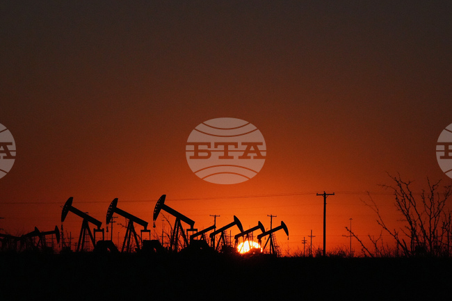 Петролът поскъпва след най-големия годишен спад от 2020 г. 