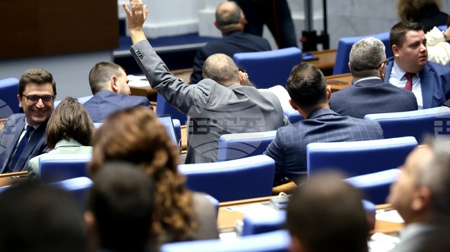 Единодушно Народното събрание прие оставката на министър-председателя Росен Желязков