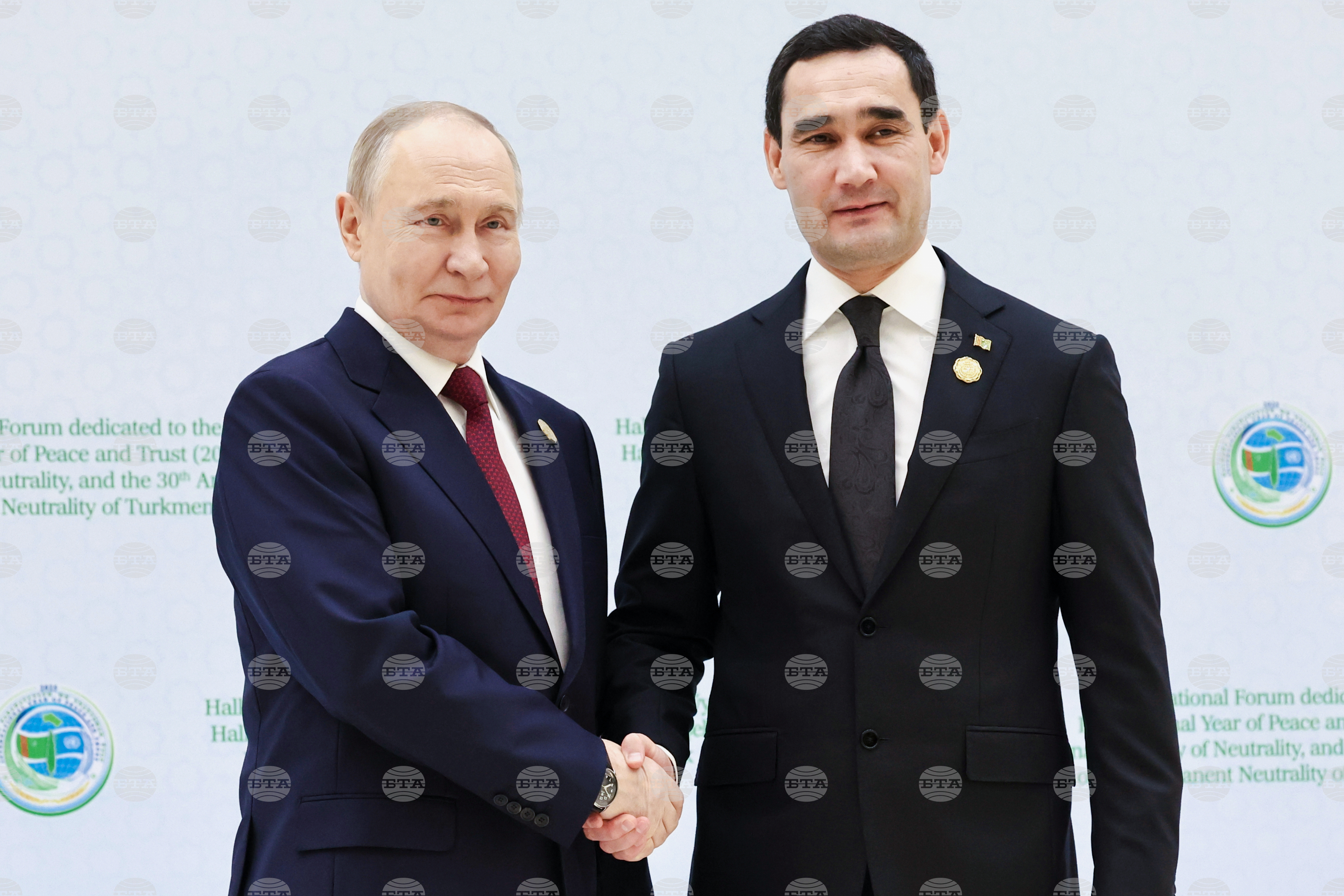 Путин започна поредица от двустранни срещи в Ашхабад с разговори с президента на Туркменистан